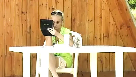 Blonde amateurin lutscht schwanz und wird hart geritten