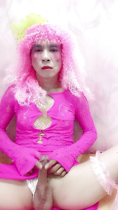 Oanh Le transgender w seksownej sukience robi sobie selfie