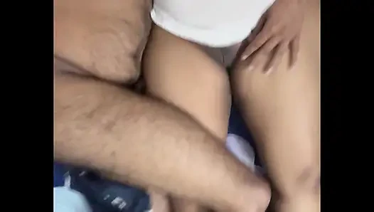 Azgın çift rol oyunu. Kocası karısını parmaklıyor ve çıkardığı inleme zevki her erkeği sert bir şekilde siktirecek