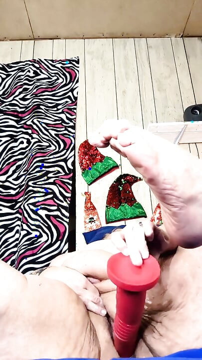 अपने अद्भुत लंड से उसके चेहरे को थप्पड़ मारना इस वेश्या की चूत को गीला एन हिट मिला