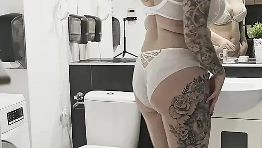 Мамочка Меняет Нижнее Белье, А Затем Идет Пописать.