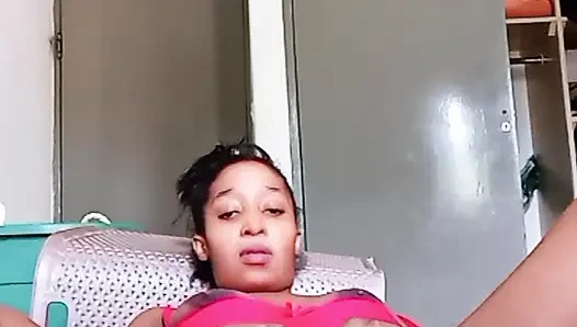 Beni pencereden izliyor
