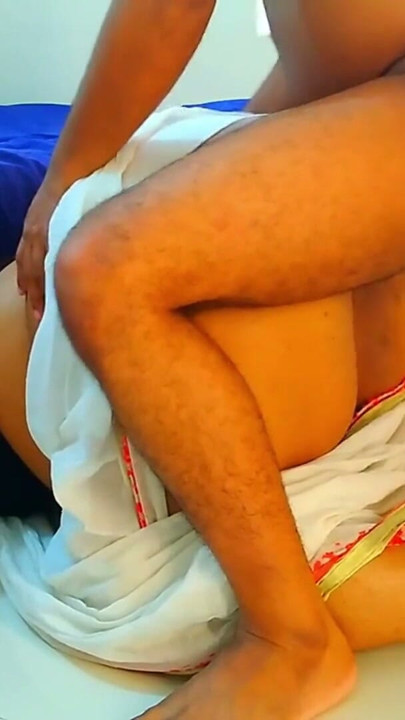 Tamil milf stemor sitter fast under senga i hvit sari og svart bluse, mens hun vasker under senga blir hun knullet av stesønnen | Klipp 1