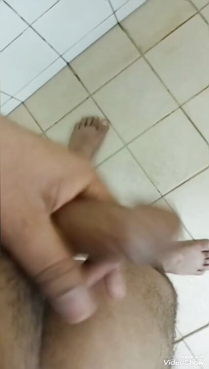 Punheta, relaxamento do pau, massagem no pau, punheta no banheiro, pau duro, pau sem corte