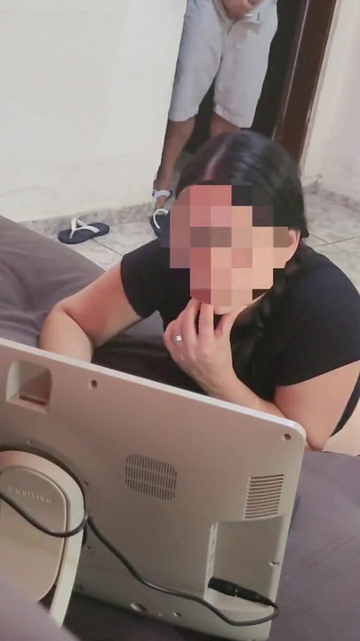 Zapanjujući trenutak od "pokćerka gledala porniće u dnevnoj sobi s guzicom vani, očuh se postupno približava"