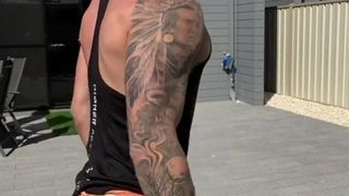 Muskulöser Mann macht Sport und sexy Bad