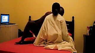 Afrykańska hebanowa czarna dziwka zostaje zerżnięta w hotelu
