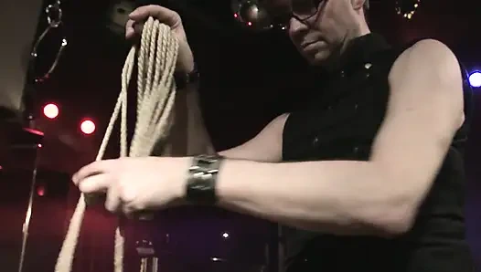 Юную рабыню-шлюшку связали и отвесили для сессии соблазнения бондажа