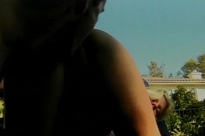 Erstaunliches blondes schätzchen bekommt nach fick am pool eine gesichtsbesamung