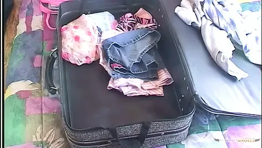 Küçük sahte memeli esmer çoraplıyken sikiliyor