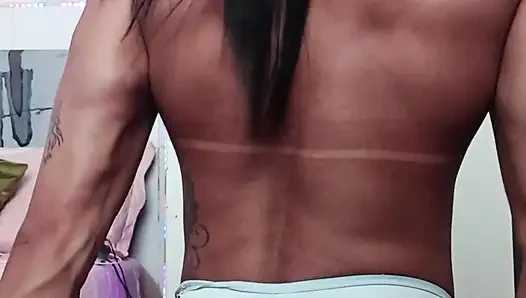 Zenci orta yaşlı seksi kadın pozları üzerinde çalışıyor