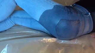 Cum dengan jeans ketat biru muda