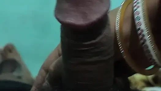 Üvey kız kardeşim kalın penisime eliyle masaj yapıyor
