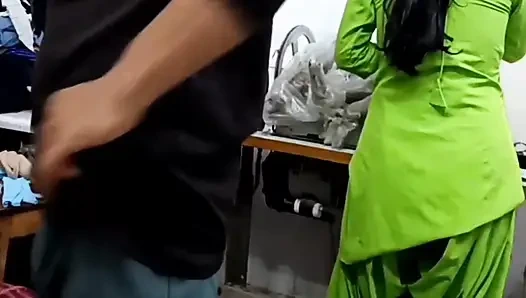 Она пошла к портному господину, чтобы затянуть ее блузку. Портной господин ослабил киску, введя его пенис