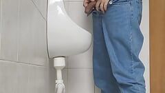 Riskantes Wichs-Urinal bei der Arbeit