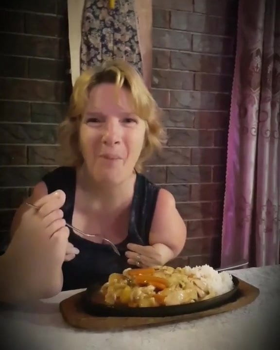 flid eating with feet
