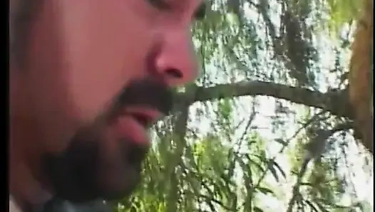 Счастливый мужик-байкер лижет мокрую глубокую тугую киску крошечной брюнетки на улице