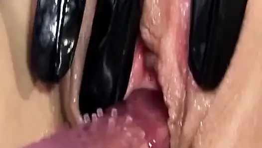 Olgun esmer orta yaşlı seksi kadın büyük zenci yarağı ve büyük oyuncaklar tarafından genişletiliyor