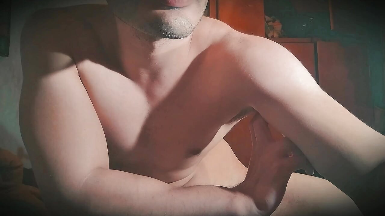 Budiman seksi nombor satu melancap zakar besar yang panas dan bersemangat