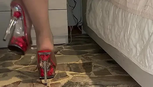 Ngeliat kaki ibu tiriku waktu dia lagi nelpon