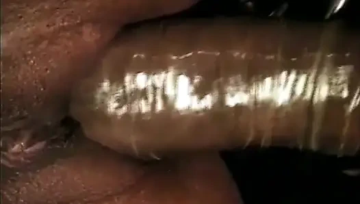 Schwarze paare lieben liebe in der garage