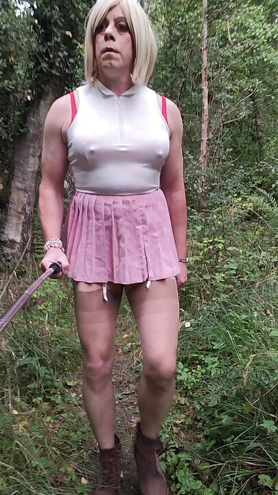 Mislim da mi je suknja malo kratka