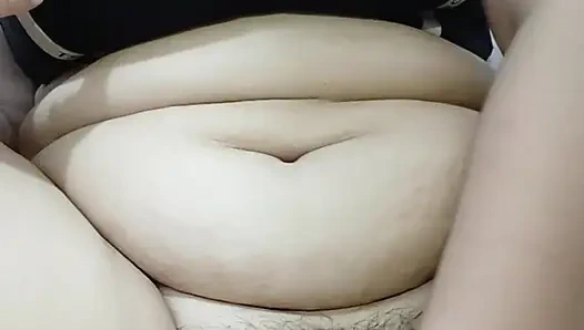 My sister-in-law is so lonely in the living room.