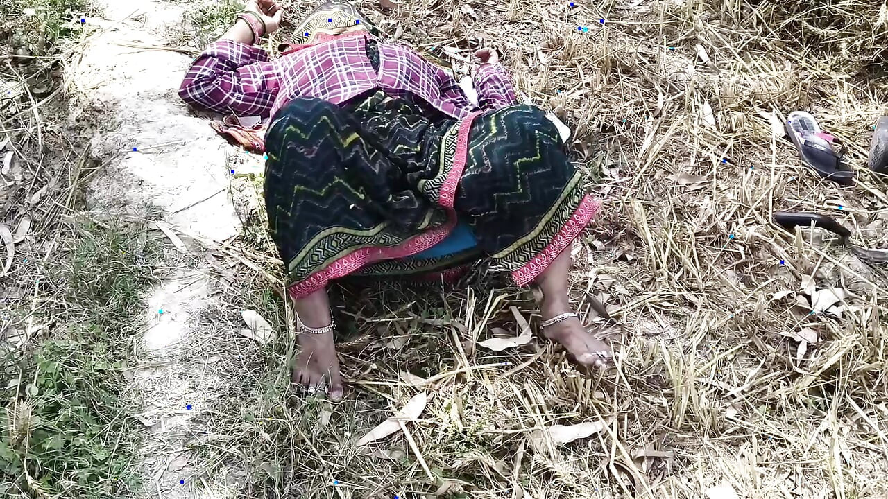 The sister-in-law became romantic in the field and started fingering her belongings