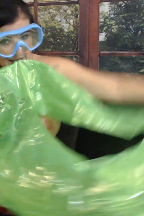 ดูดควยของเล่นริมสระน้ําสีเขียวในหน้ากากดําน้ําตอร์เกิล