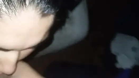 Dört ayak üzerinde sikiliyor ve ağzından sikiliyor, oral seks, domaltmalı