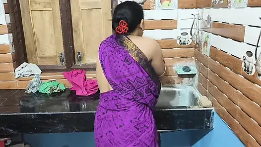 Ibu rumah tangga India dientot habis-habisan sama teman suaminya sendiri di dapur