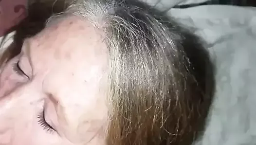 Une pute de 60 ans prend un facial