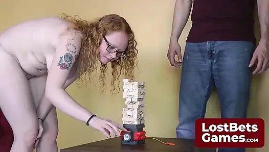 Kaybeden vixen striptiz oyunu kaybetme cezaları olarak diz çöker