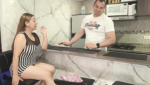 Masum latin orta yaşlı seksi kız arkadaş ilk anal deneyimi için en iyi arkadaşından yardım alıyor