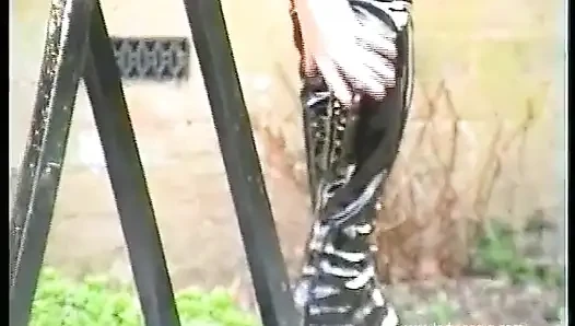 Açık havada sigara içiyor