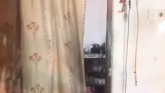 Stiefmutter lutscht an partykleid