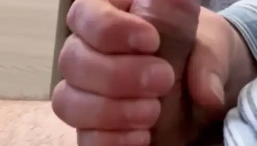 Ich masturbiere still und warte auf meine Frau