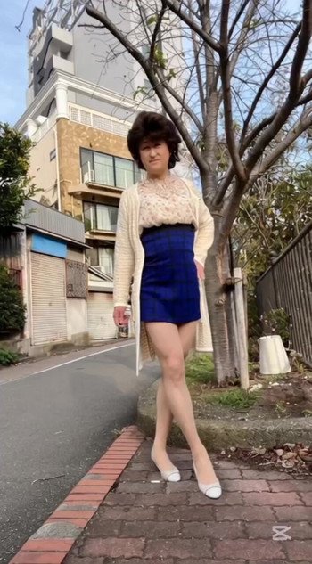 Pokažite crveno donje rublje na ulici.