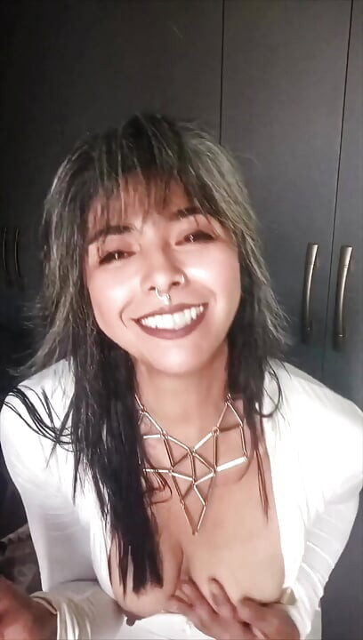 穿着漂亮白色西装吸烟的说明