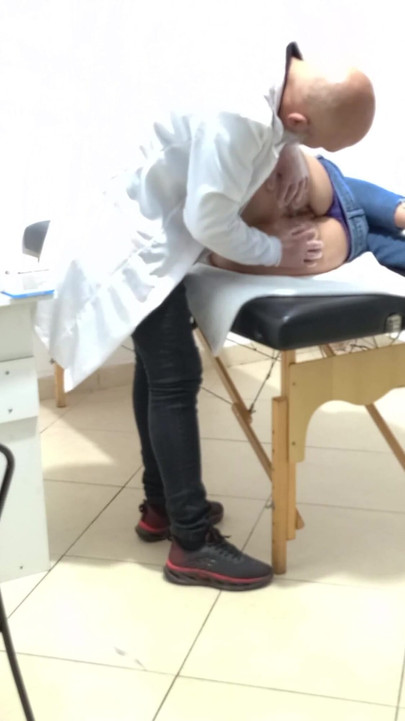 Momen ikonik dari "Proctologist melakukan pemeriksaan anal pada pasien yang sembelit."