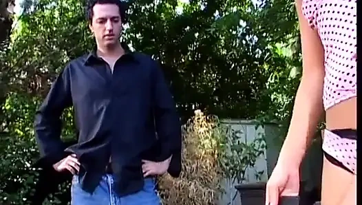 Minik memeli genç bronzlaşmış erkek delisi patronunun üvey erkek kardeşine arka bahçede binmeyi ve sonra evini temizlemeyi tercih ediyor