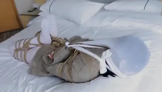 Hui09 - a White-stockinged Jk Girl Is Bound to the Bed with Ropes.