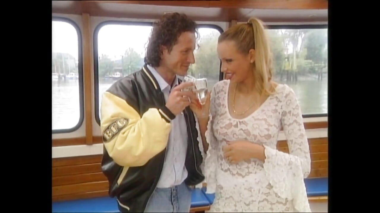 Shandar sunahre balon vali seksi chodne layak mammi ki nav par chudaee aur bare lnd dvara munh men viry nikalna