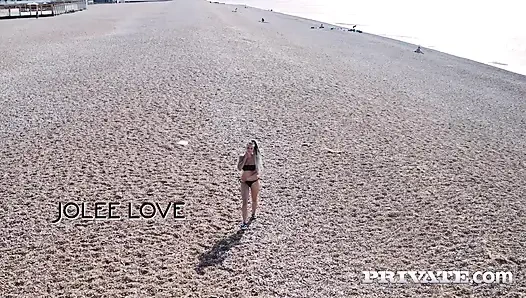 Jolee Love, bewaffnet mit ihren dicken titten, sexy arsch und bereit, einen interracial dreier zu haben