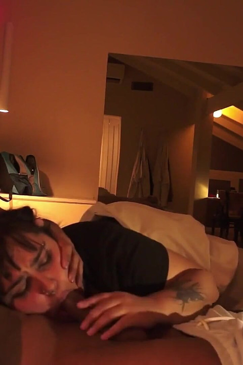 我的继妹同意我毫不留情地吮吸他