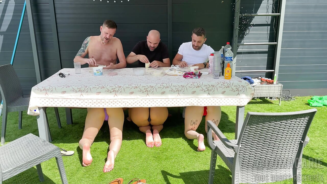 Erkekler yemek yapar ve kızlar masanın altına emer