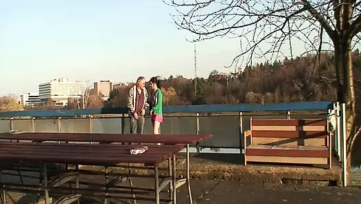 Ateşli esmer açık havada yaşlı adam tarafından yalanıyor ve parmaklanıyor