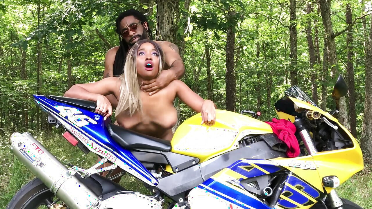Don Whoe recebe tanta buceta em sua motocicleta