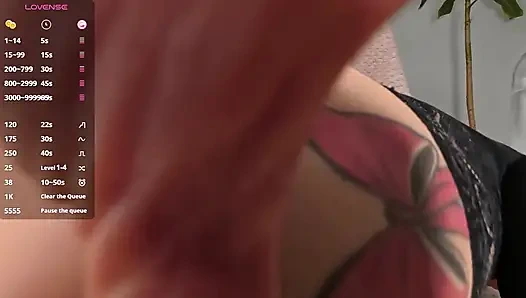 Bir sarışın kamera önünde büyük bir dildoyla götüyle oynuyor