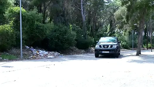 İspanyol kız seks hakkında konuşuyor ve kayıp yerde sikiliyor